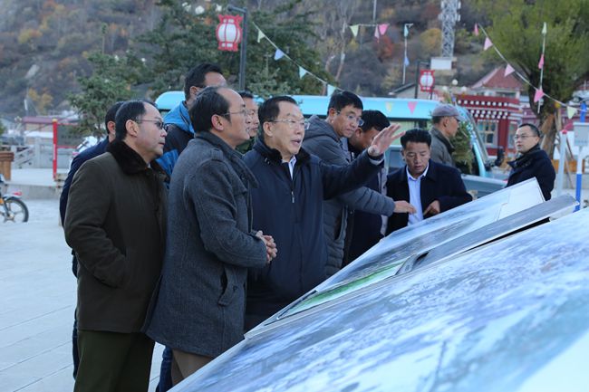 11、張學(xué)武董事長(zhǎng)考察迪慶州阿墩子古城規(guī)劃建設(shè)情況_副本.jpg