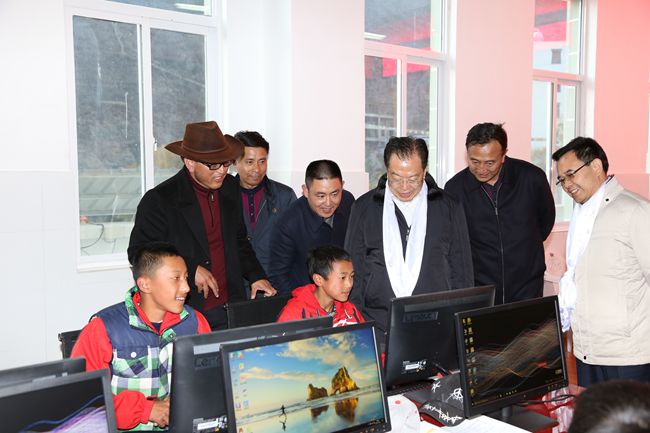 10、張學(xué)武董事長(zhǎng)一行在集團(tuán)捐助的德欽縣“希望之星”電腦室考察，并饒有興致地教授學(xué)生使用搜索引擎_副本.jpg